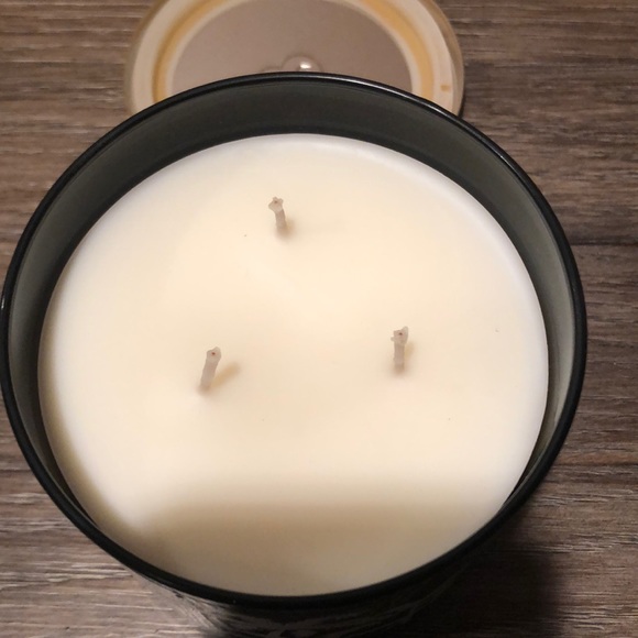 Victoria’s Secret Coconut & Palm Leaves candle - Picture 4 of 5